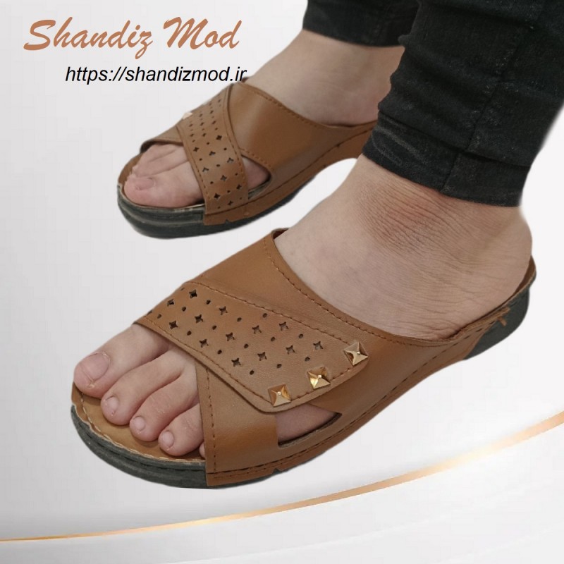 دمپایی بزرگ پا زنانه طرح سه نگین هرمی رنگ قهوه ای