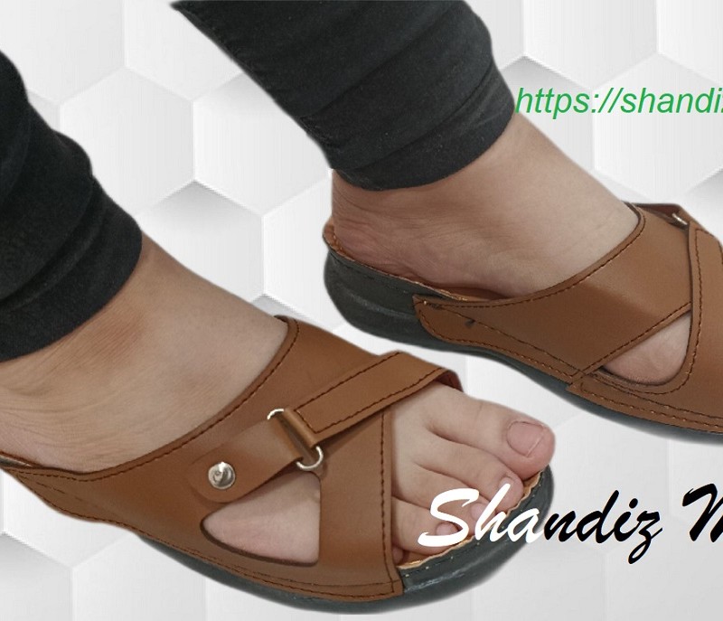 دمپایی  بزرگ پا زنانه طرح چسبی رنگ قهوه ای