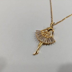 گردنبند طرح پرنسس طلایی جلوه ای متمایز در هر نگاه