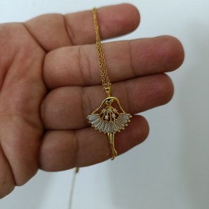 گردنبند طرح پرنسس طلایی جلوه ای متمایز در هر نگاه