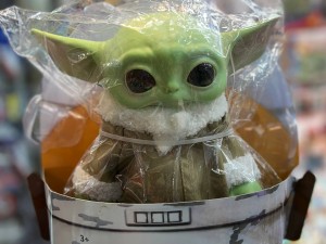 فیگور baby yoda بزرگ مارک منتل ثابت