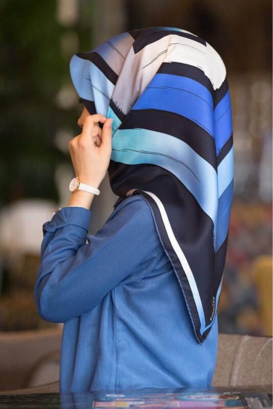 روسری ابریشمی آبی