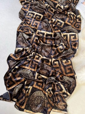 شال مخمل مشکی طلایی طرح ورساچه کد 4029349