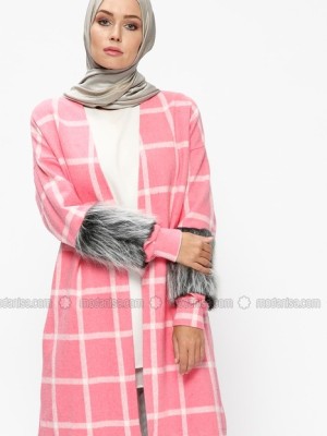 مانتو پاییزه چهارخانه صورتی سفید