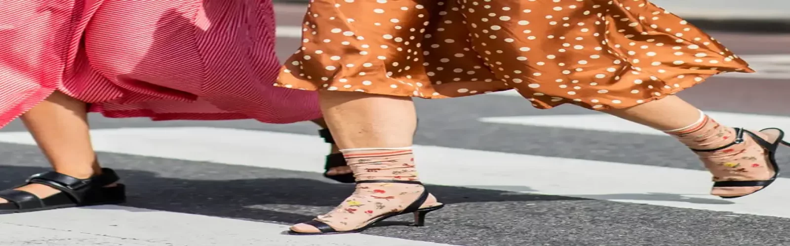 با صندل چه جورابی بپوشیم؟ [9 ایده ی خاص]