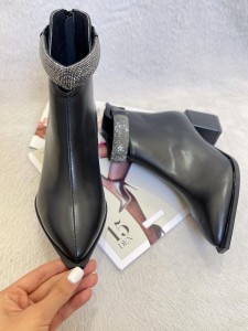 پاشنه نگینی