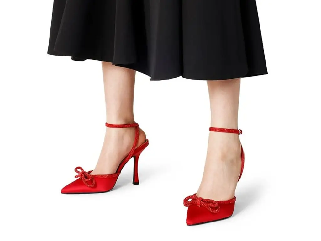 ست لباس با کفش قرمز