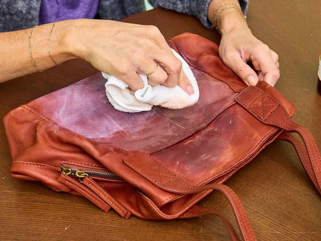 دلیل پوسته شدن کیف چرم