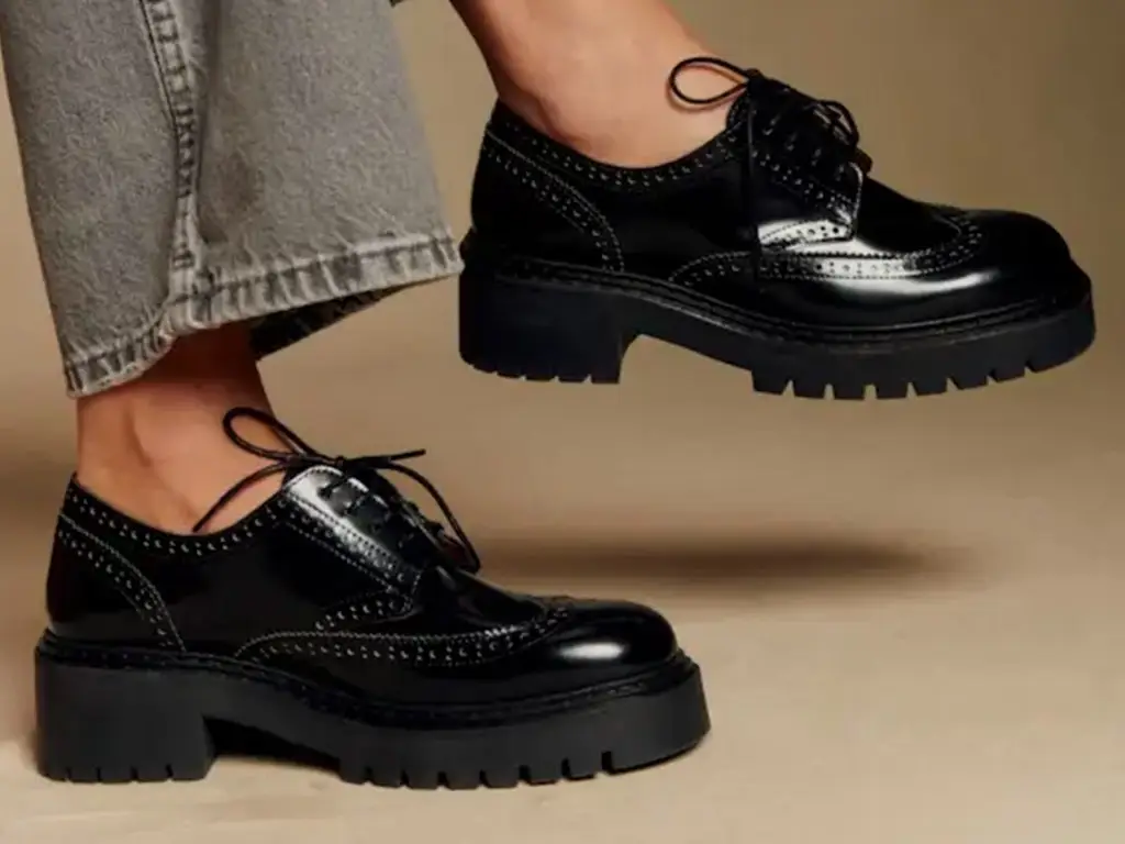کفش مناسب استایل اولد مانی: آکسفورد چرمی براق