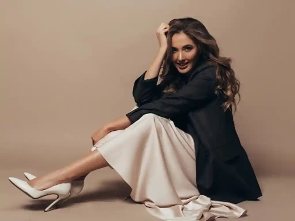 با مانتو کتی چه کفشی بپوشم؟ کفش‌های پاشنه‌ میخی یا استلیتو