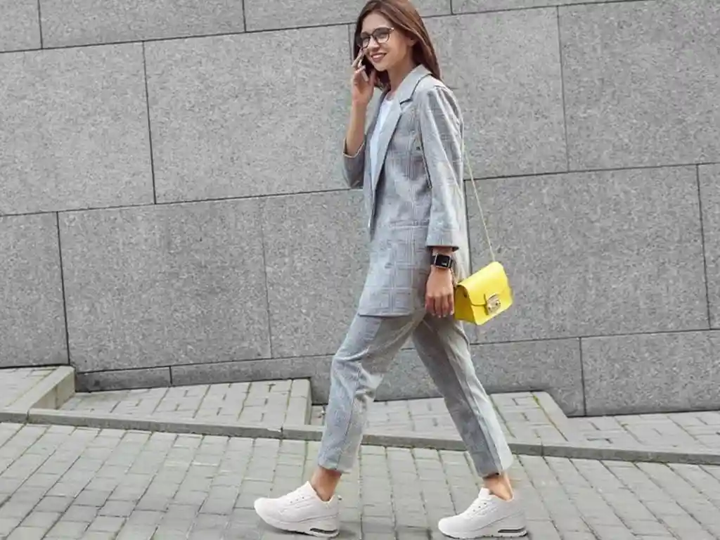 با مانتو کتی چه کفشی بپوشم؟ کفش کتونی