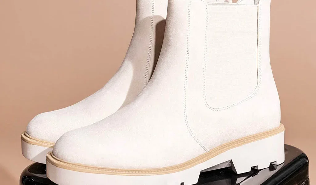 استایل مینیمال و شیک با بوت کرم زنانه