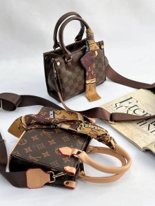 کیف پاسپورتی ال وی گلدوزی 3472