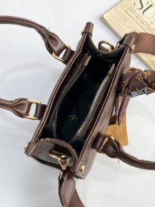 کیف پاسپورتی ال وی گلدوزی 3472