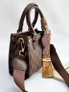 کیف پاسپورتی ال وی گلدوزی 3472