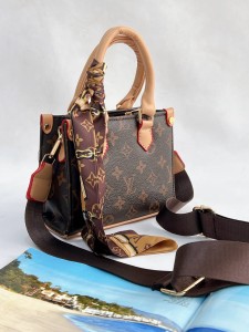 کیف پاسپورتی ال وی گلدوزی 3472