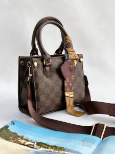 کیف پاسپورتی ال وی گلدوزی 3472