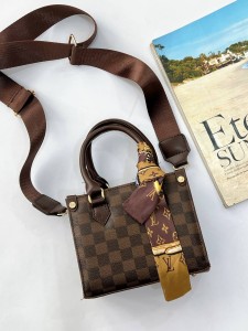 کیف پاسپورتی ال وی گلدوزی 3472