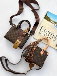 کیف پاسپورتی ال وی گلدوزی 3472