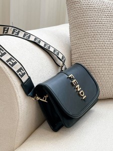 کیف پاسپورتی فندی 3543