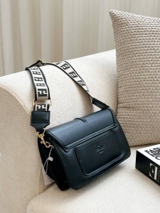 کیف پاسپورتی فندی 3543