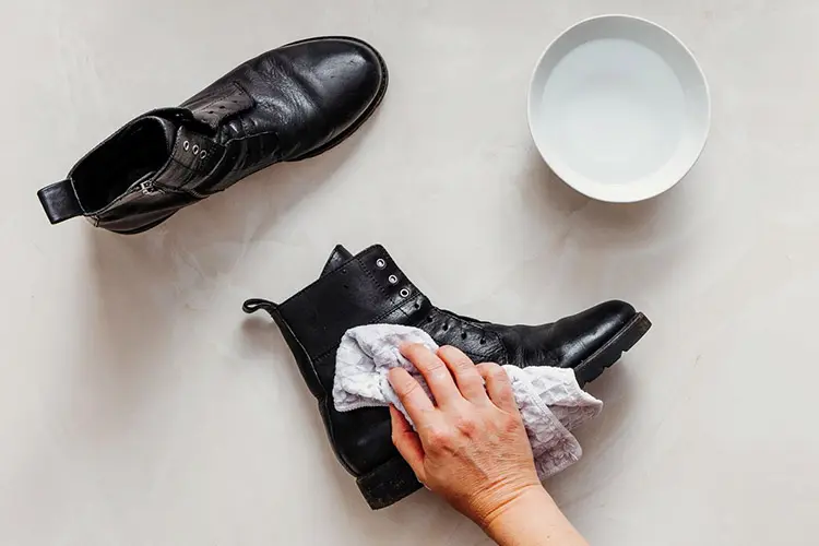 نگهداری و تمیز کردن کفش چرم زنانه