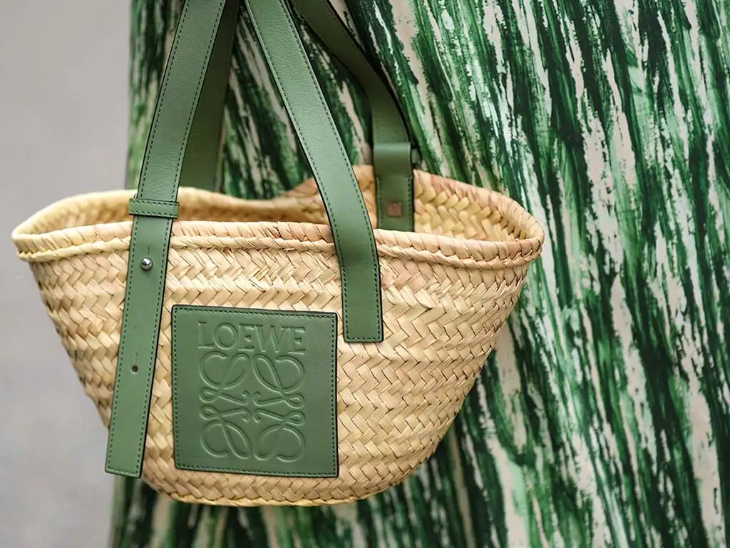 کیف بزرگ با چه مانتویی ست می&zwnj;شود؟ راهنمای کامل استایل