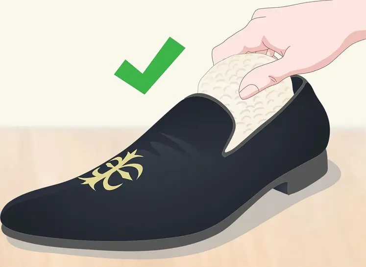 چگونه کفش تنگ را گشاد کنیم