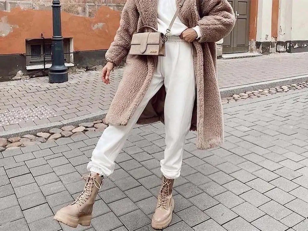 استایل مینیمال و شیک با بوت کرم زنانه