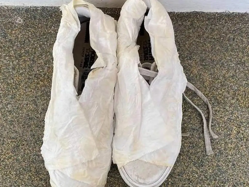 جلوگیری از زرد شدن کفش سفید زنانه