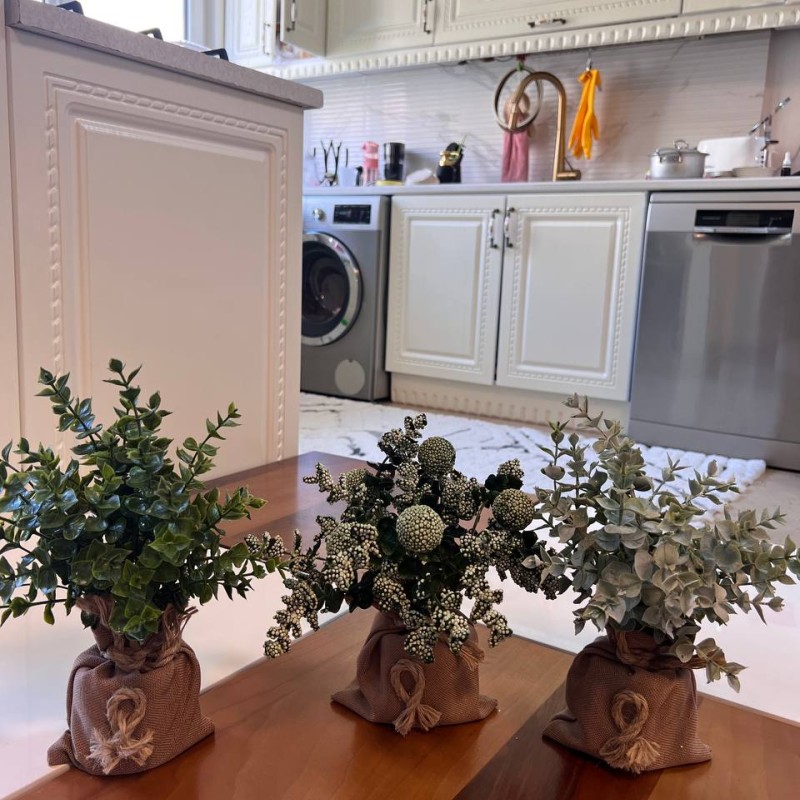 گلدان تزئینی همراه با گل مصنوعی