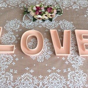 اردو خوری حروف لاو LOVE صورتی