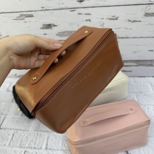 کیف لوازم آرایشی چرم