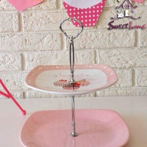 شیرینی خوری دو طبقه کاپ کیک صورتی