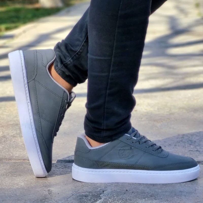 فروش ویژه کفش کتونی اسپرت  مردانه و پسرانه مدل شیک ورساچه رنگ  طوسی زیره سفید  کیفید درجه یک با  ارسال رایگان