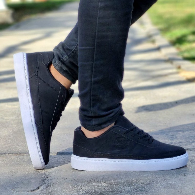 حراج واقعی امروز کفش کتونی اسپرت مردانه و پسرانه مدل ورساچه رنگ مشکی زیره سفید یه کار جذاب مناسب افراد شیکپوش با ارسال رایگان