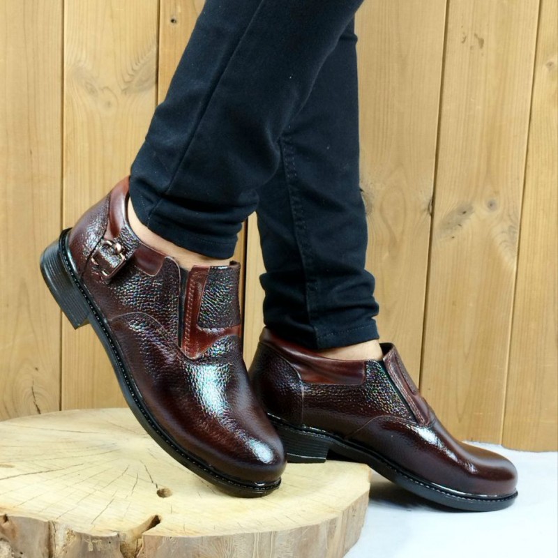 حراج فوق العاده کفش چرم طبیعی مردانه رنگ قهوه ای تیره فوق العاده  خوشپا و زیره نرم و راحت با ارسال رایگان