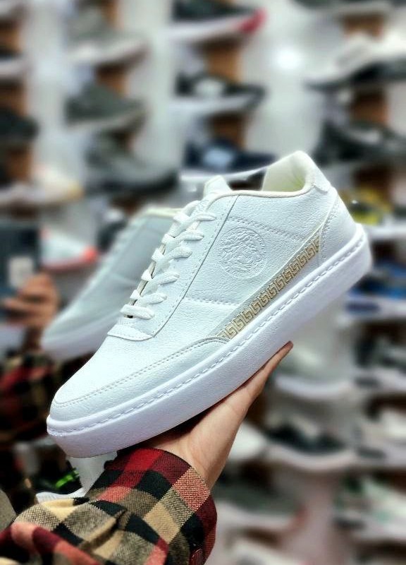 حراج فوق العاده کفش کتونی اسپرت مردانه و پسرانه مدل ورساچه رنگ سفید یه کار جذاب و فوق العاده شیک  با ارسال رایگان