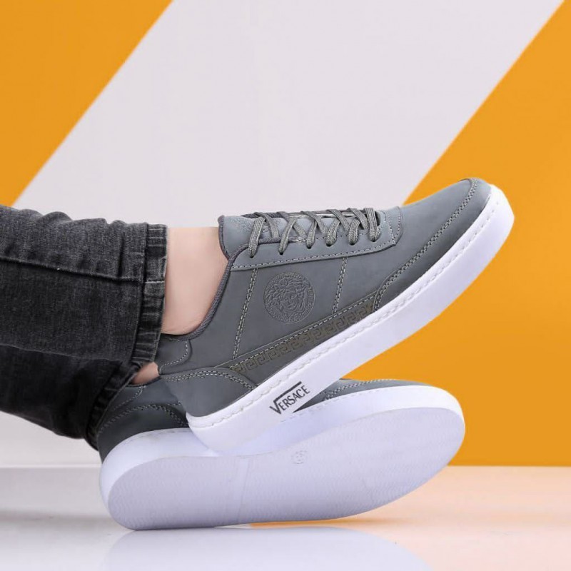 حراج ویژه کفش کتونی اسپرت مردانه و پسرانه مدل ورساچه رنگ طوسی  زیره سفید  جذاب و مدل جدید با ارسال رایگان