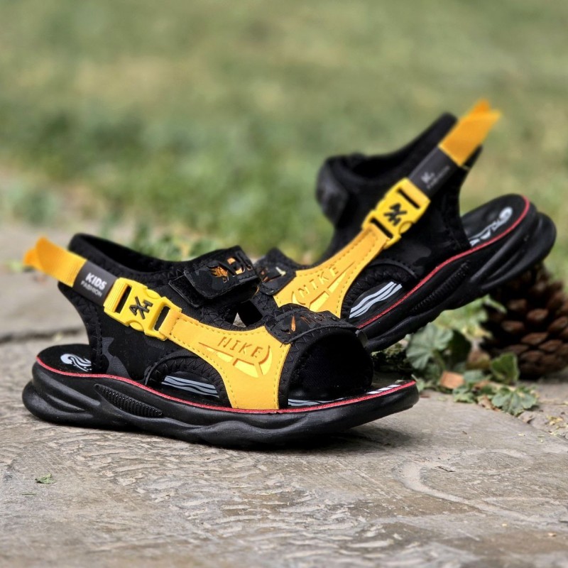 فروش جذاب صندل چسبی طبی  بچگانه مدل جدید  رنگ مشکی زرد خوشپا و مناسب فصل گرما با ارسال رایگان