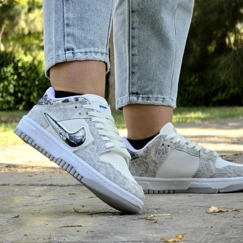 فروش ویژه کفش کتونی اسپرت نایک دراگون  زنانه و مردانه خاص و با کیفیت رنگ طوسی سفید باارسال رایگان