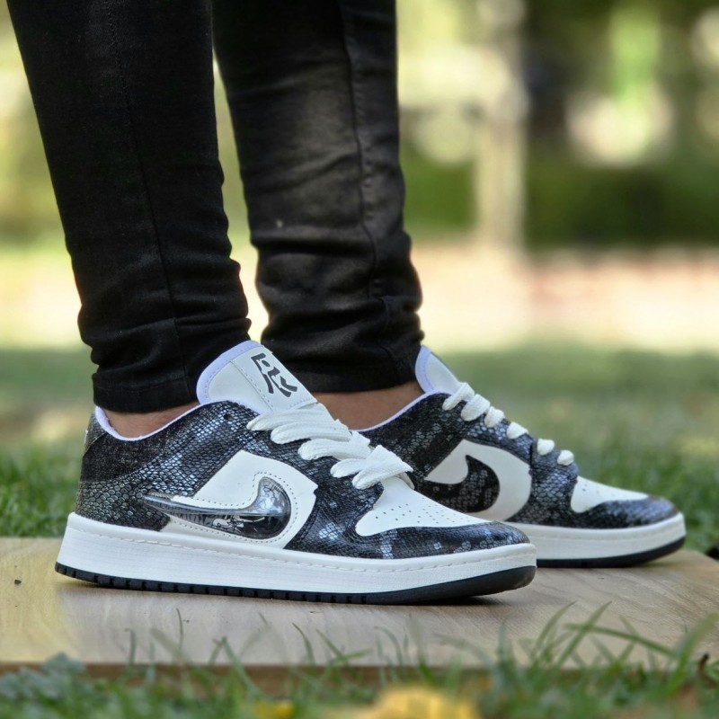 تخفیف عالیییی کفش کتونی اسپرت نایک دراگون  زنانه و مردانه شیک و خاص رنگ مشکی سفید باارسال رایگان