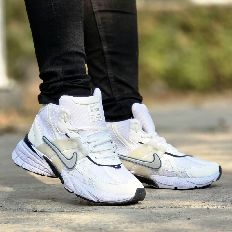 حراج فوق العاده کفش  نیم بوت مردانه و پسرانه الهام‌گرفته از مدل محبوب Nike V2K با کیفیتی عالی رنگ سفیدسرمه ای  با ارسال رایگان