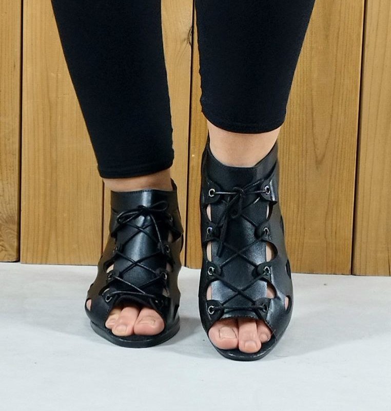 تخفیف ویژه ترب کفش صندل زنانه راحتی مدل بندی چرمی  مشکی 1365  با ارسال رایگان