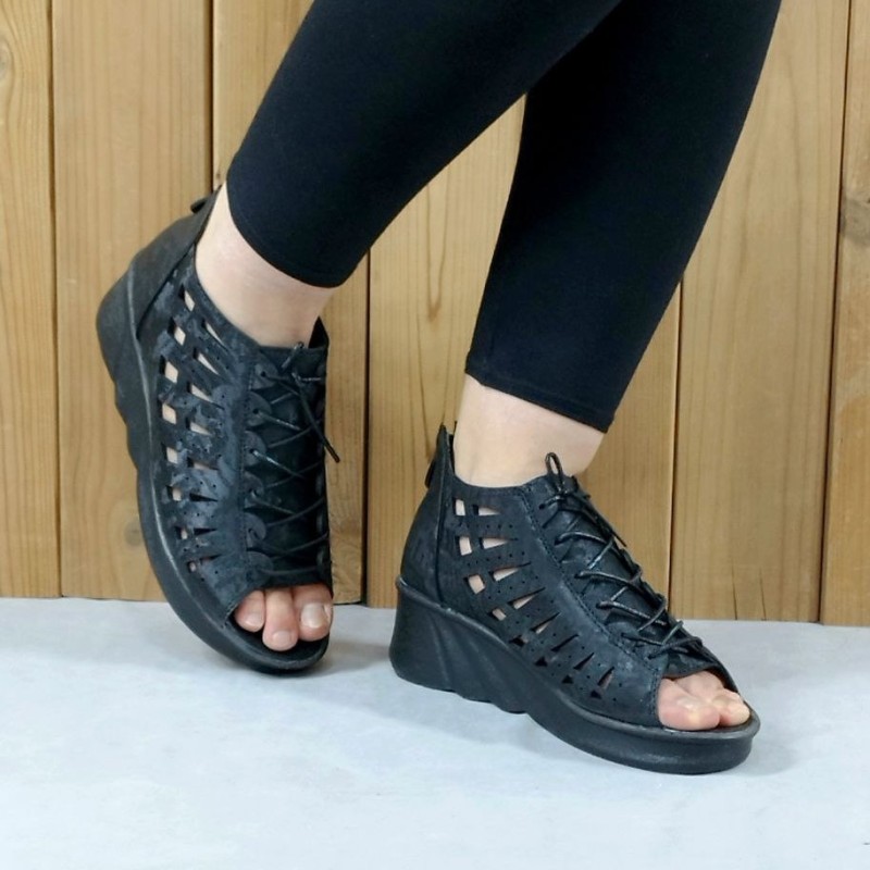 تخفیف شکفت انگیز کفش کتونی اسپرت مردانه و پسرانه مدل کلارک رنگ مشکی زیره سفید  بی نهایت زیبا و شیک با ارسال رایگان