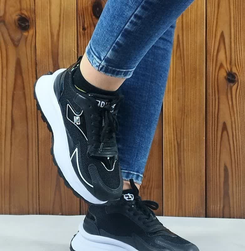 فروش ویژه کفش کتونی  اسپرت زنانه و دخترانه زیره پیو مدل دیزل مشکی  لژدار 4497  با ارسال رایگان