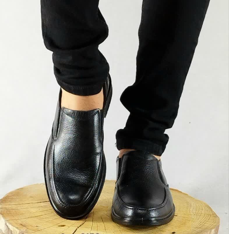 کفش چرم طبیعی مجلسی اداری  مردانه زیره طبی تزریق مستقیم قاپاق دار لژداررویه دوخت دار شیک و زیباکد2158