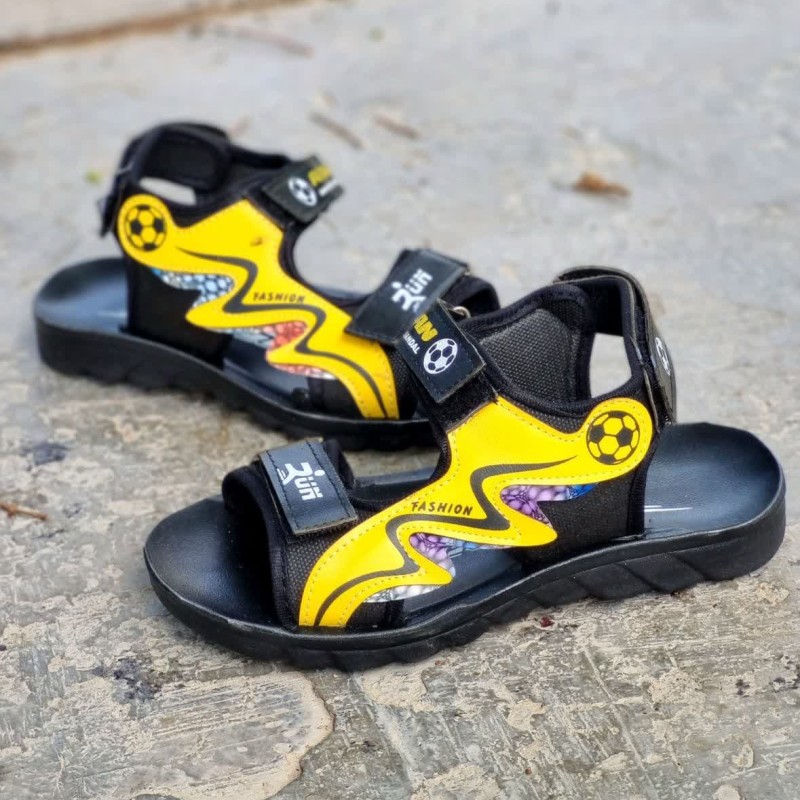 حراج فوق العاده صندل   تابستانه بچگانه پسرانه  باطرحی خاص و شیک  مشکی  زرد  با ارسال رایگان