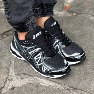 حراااج فوق العاده کفش اسپرت مردانه و پسرانه مدل اسیکس ترند و راحت رنگ مشکی سفید با ارسال رایگان