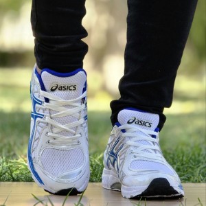 حراااج فوق العاده کفش اسپرت مردانه و پسرانه مدل اسیکس ترند و راحت رنگ مشکی سفید با ارسال رایگان